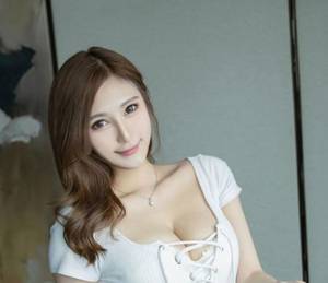 宝贝儿浴室换个姿势 男友粗一只手握不住