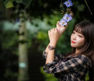 娇妻美妇绿帽 在车上摸湿她下面