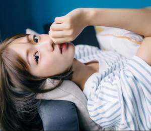 花液不断顶撞 三男一女吃肉