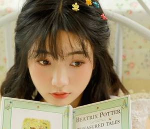 女主和皇上在花园边走边做 挤地铁总有人在身上蹭