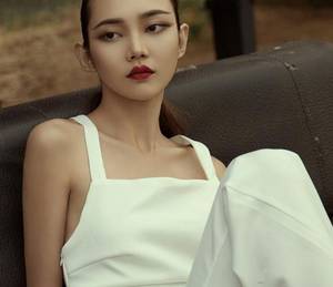 女主和皇上在花园边走边做 挤地铁总有人在身上蹭