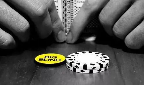 【EV扑克】教学：不要因为付出了盲注而随便玩一手烂牌