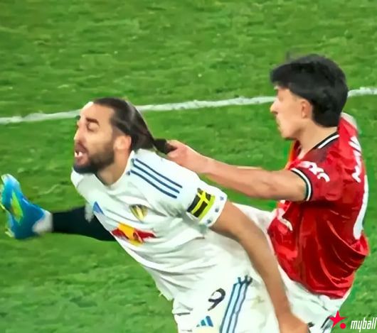 裁判双标？罗梅罗扯发没牌，利马同样动作直红！曼联怒批：荒谬，大发体育助力你的致富之路！