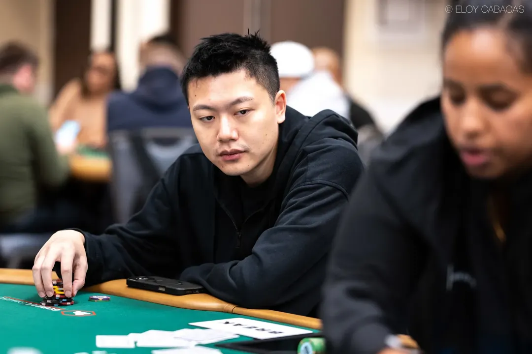 【EV扑克】金手链得主张阳稳了？WSOP主赛Day2顺利过关，与22位同胞同行！