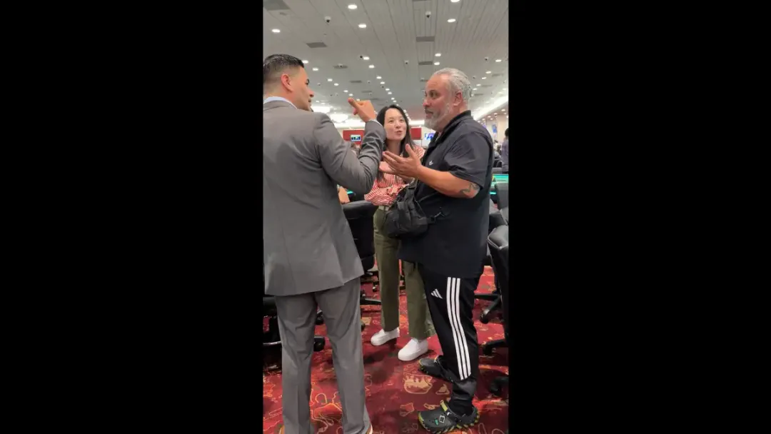 【EV扑克】规则书遇上荒诞剧：他坐错位置，全下了别人的记分牌并输掉，然后整个扑克圈吵翻了
